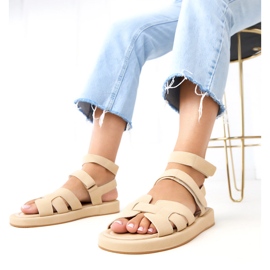 Beige sandaler fastgjort med Maimuna -terninger