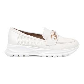 Shelvt Hvide loafers med et dekorativt gyldent element.