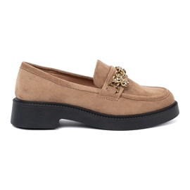 Shelvt Beige loafers med en guldkæde.