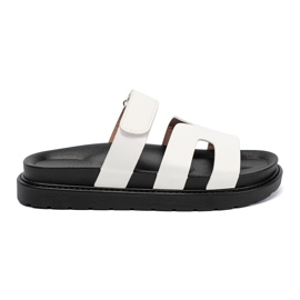Shelvt Komfortabel hvid flip flops på platformen