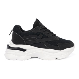 Shelvt Sorte sports -sneakers på en tyk hvid sål