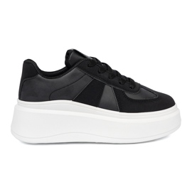 Shelvt Klassiske sorte sneakers på en tyk sål