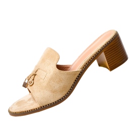 Beige flip -flops på birkens ornament