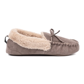Shelvt Mørke beige hjemmesko med en bue og en fluffy moccasin -type interiør