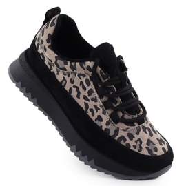 Lædersportsko på en leopardplatform. Sort Vinceza 66836 Isolering