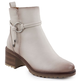 Kvinders støvler isoleret på blokken Beige Potocki SZ12527
