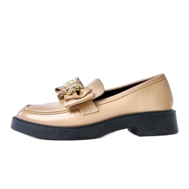 Beige loafers med en bue og teriwa bjørn