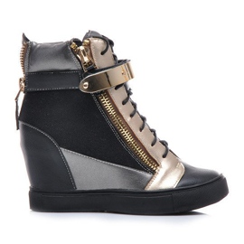 Iøjnefaldende sneakers sort