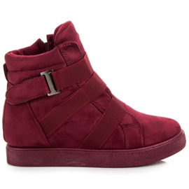 Burgundy sneakers på en kile rød