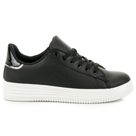 Sorte sneakers på platformen