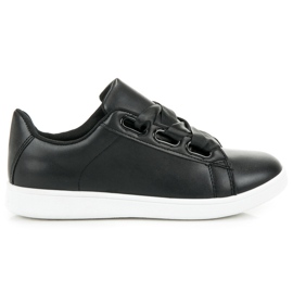 Sorte sneakers med et bånd