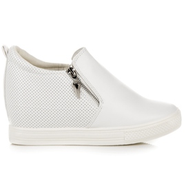 Gennembrudte sneakers på kile hvid