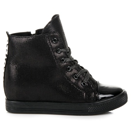 Sorte sneakers på en kile