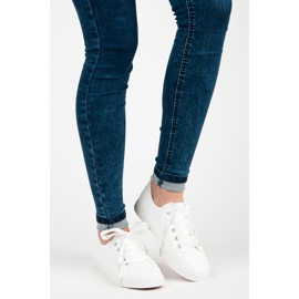 Kylie Hvide sneakers bundet med et bånd