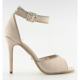 Elegante sandaler på en beige stiletto-beige