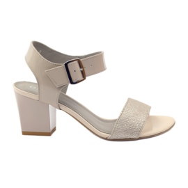 Sandaler lakeret på Edeo 3184 stolpen beige