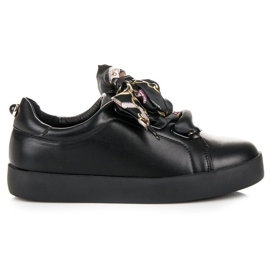 Sneakers bundet med et VICES-bånd sort
