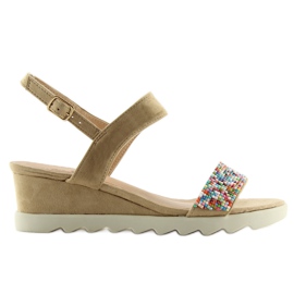 Beige taupe sandaler på en lav kilehæl