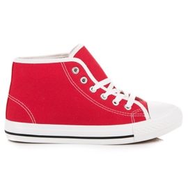 Røde sneakers over anklen
