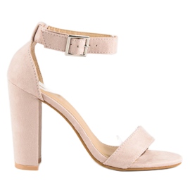 Klassiske sandaler på en bar beige