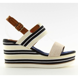 Beige sandaler på kilehæl D-37 beige