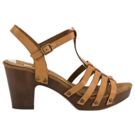 Corina Lette sandaler på en stolpe brun