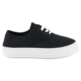 Sorte sneakers på platformen