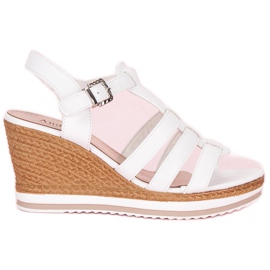 Hvide sandaler med kile