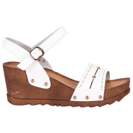Hvide sandaler med kile