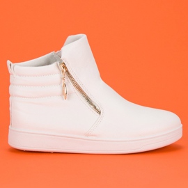 Hvide sneakers over anklen
