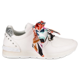 Moderigtige bundne sneakers hvid