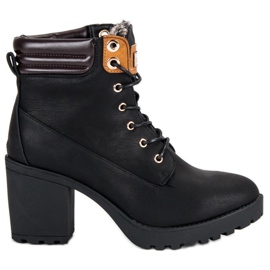 Queentina Sorte poser på stolpen