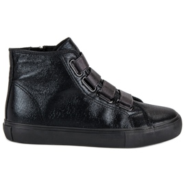 Sorte sneakers over anklen