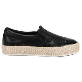 Moderigtige sorte sneakers
