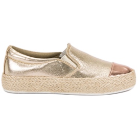 Moderigtige gyldne sneakers gylden