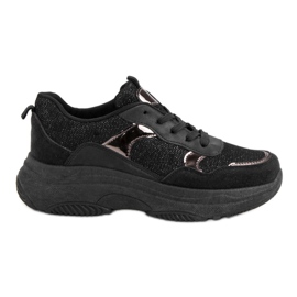Sorte sneakers på platformen