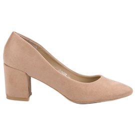 Ideal Shoes Beige pumper på en søjle