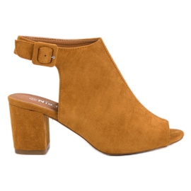 Nio Nio Byggede sandaler på en bar gul