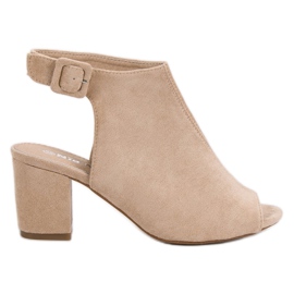 Nio Nio Byggede sandaler på en bar brun