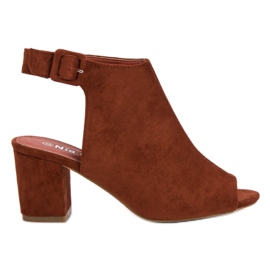 Nio Nio Byggede sandaler på en bar brun