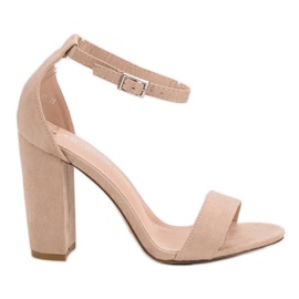 Ch. Creation Beige sandaler på en bar