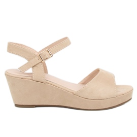 Sandaler på en lav kile beige K-7 Beige