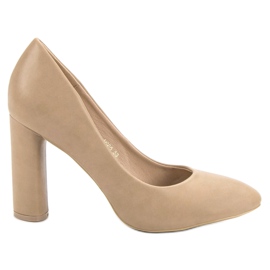 Small Swan Beige pumper på en søjle