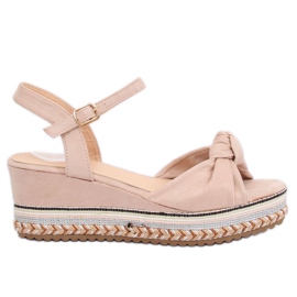 Beige sandaler på en kilehæl B126 Beige