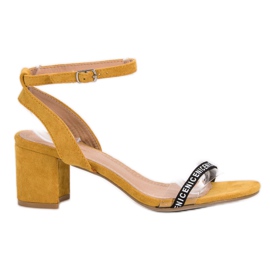 Ideal Shoes Stilfulde ruskindssandaler gul