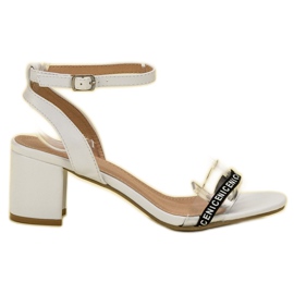 Ideal Shoes Stilfulde ruskindssandaler hvid