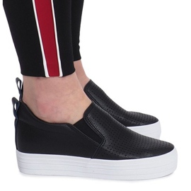 Sorte åbnede sneakers på en Rockvale -kile