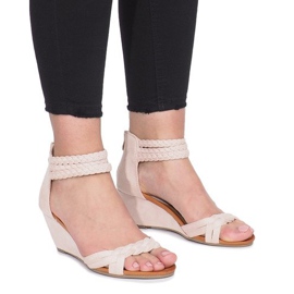 Beige sandaler på en delikat kile Desun