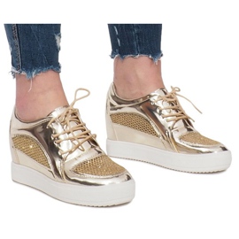 Adeles guldlakerede openwork -sneakers gylden