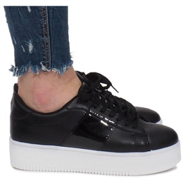 Sorte sneakers på Livet De Lux -platformen
